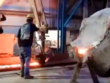 Багатофункціональний маніпулятор для лиття перед печею, що застосовується до ливарної промисловості