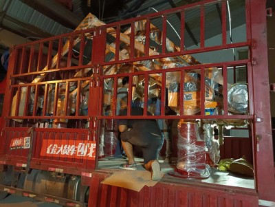 Два маніпулятори для лиття завантажуються